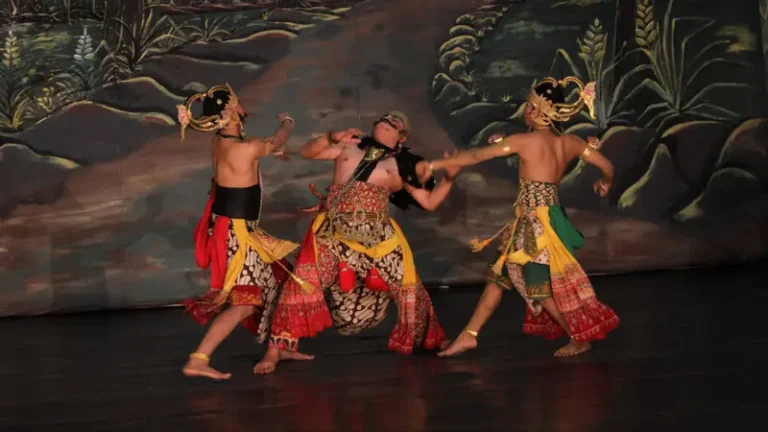 Menelusuri Keindahan Seni Tradisional Indonesia: Wayang Orang Sriwedari