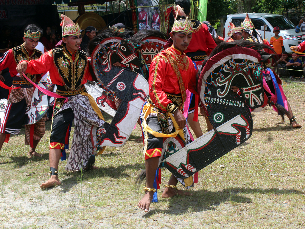 Snei pertunjukkan kuda lumping adalah kesenian tradisional dari Jawa